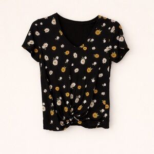 No Boundaries Daisy Floral Twist Front V Neck Top Black Size M